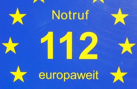 Das Foto zeigt die euroaweit geltende Notrufnummer auf der Europa-Flagge.